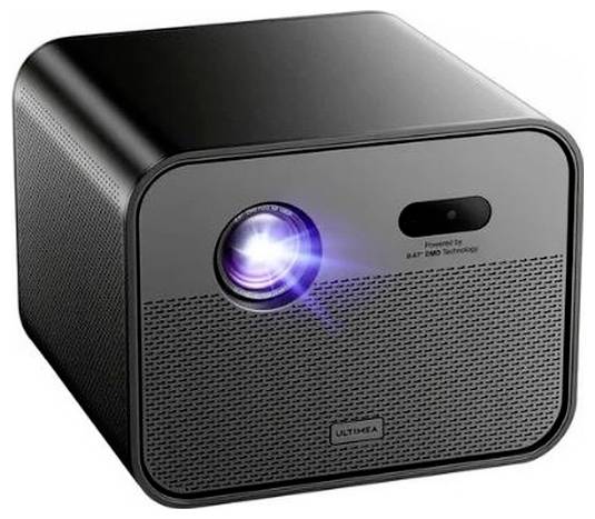 Zwarte kubusvormige projector met een verlichte lens aan de voorkant en een geperforeerd spreker-achtig rooster, weergegeven op een witte achtergrond.