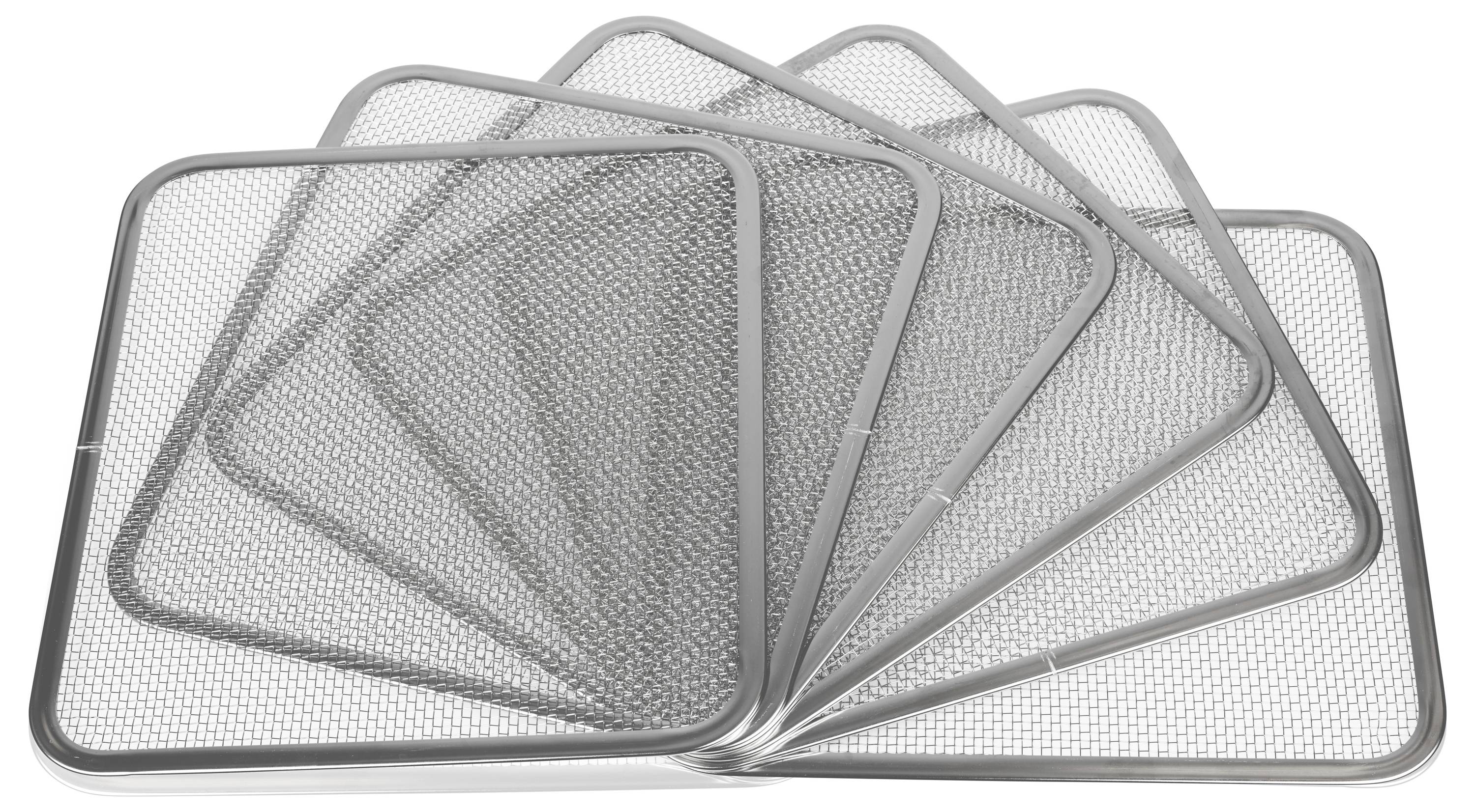 Stapel van overlappende zilveren gaasmatten voor ovens of koelrekken uitgespreid op een witte achtergrond.