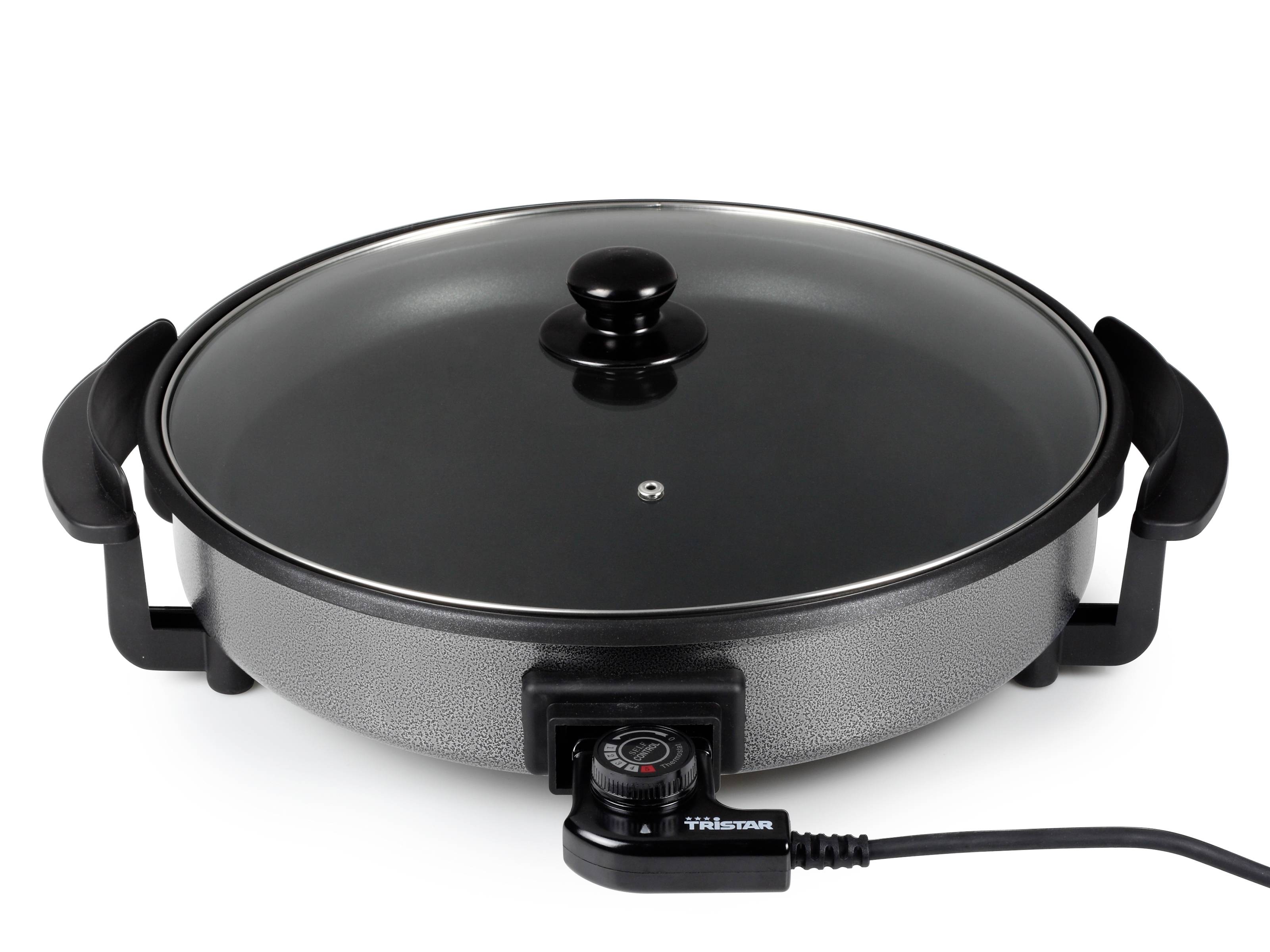 Zwarte elektrische braadpan met glazen deksel, zijgrepen en temperatuurregelaar met voedingssnoer eraan bevestigd.