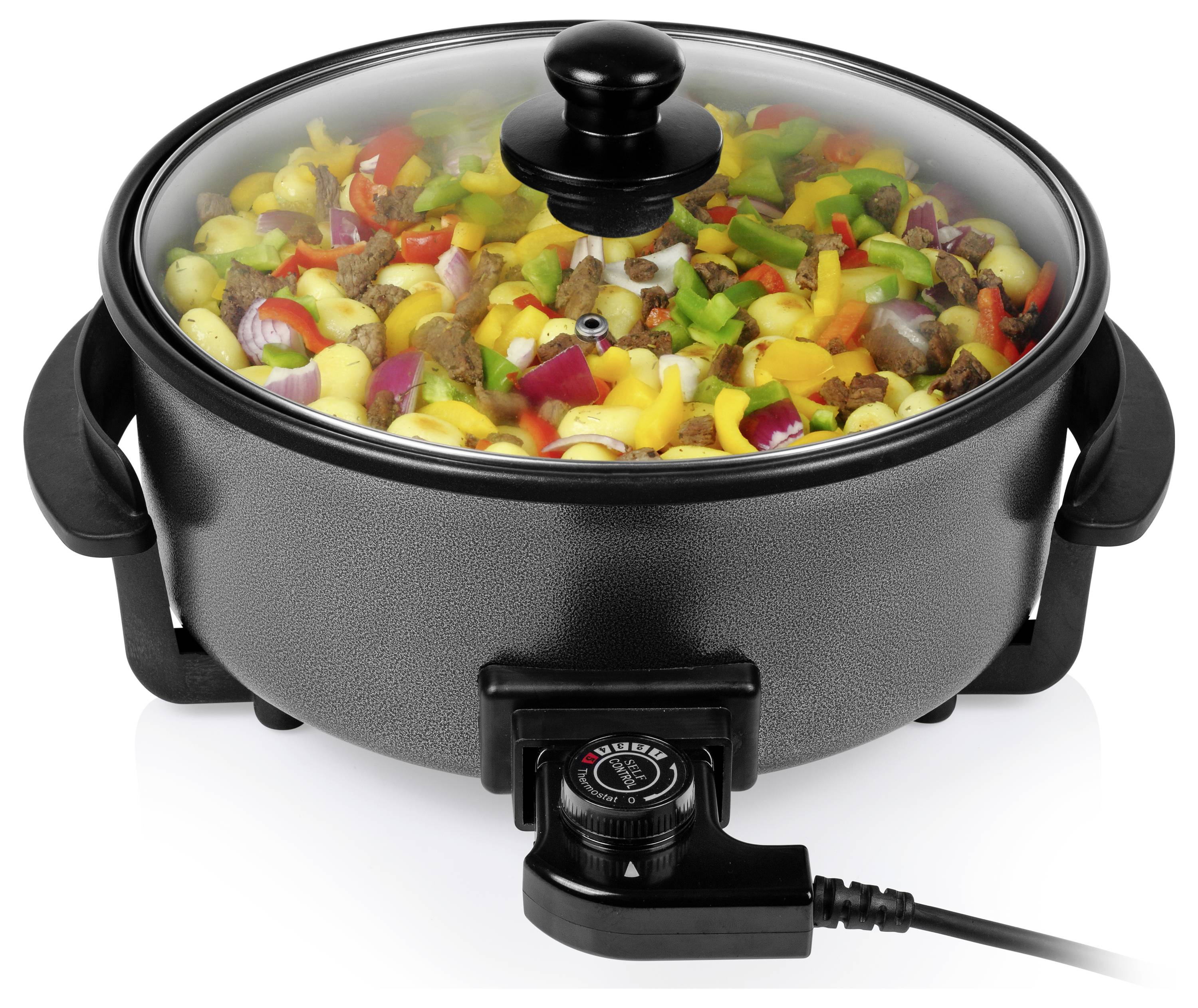 Elektrische slow cooker met glazen deksel, gevuld met gemengde groenten en pasta, weergegeven met voorkant temperatuurregelknop en snoer.