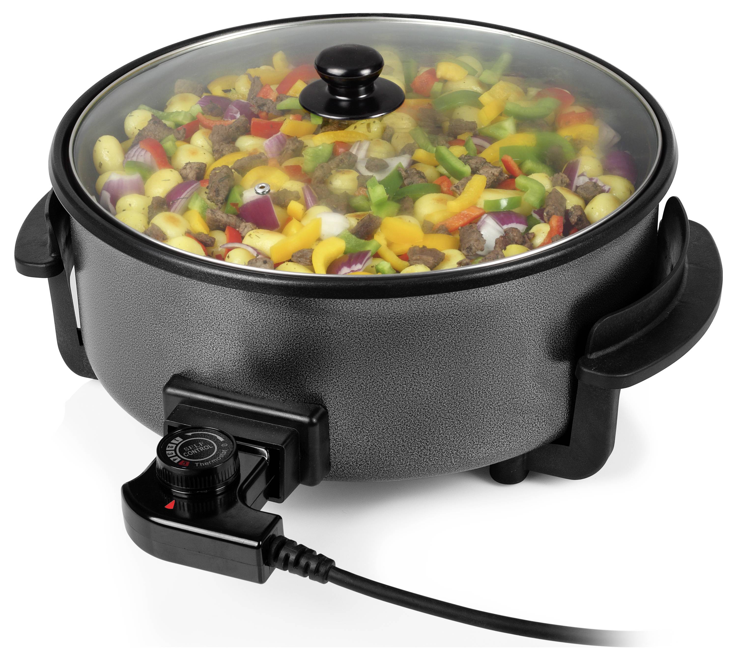 Elektrische slowcooker met glazen deksel, gevuld met gemengde groenten en vlees, getoond met temperatuurregelschakelaar en netsnoer.