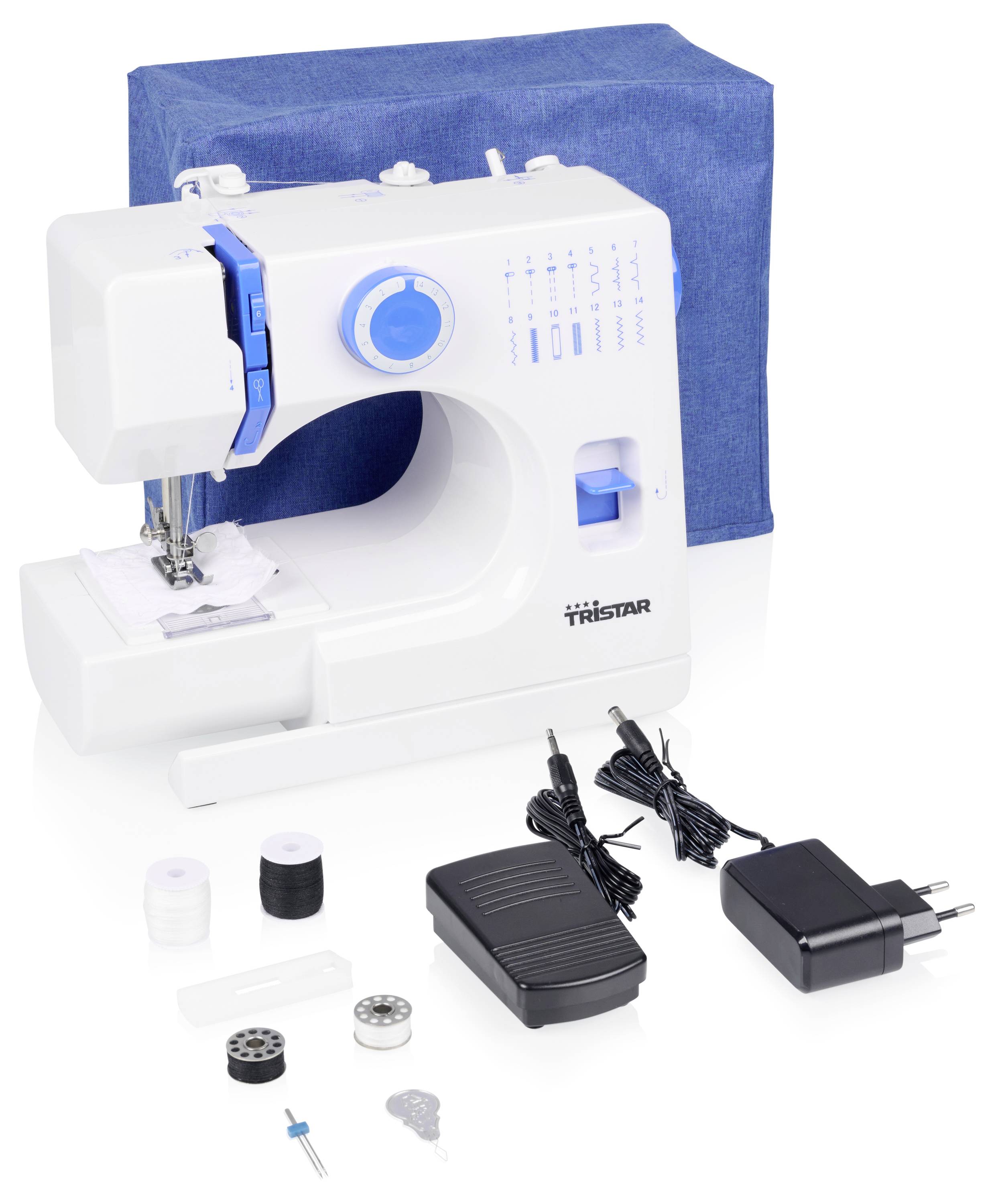 Witte TRISTAR naaimachine met blauwe hoes, voetpedaal, stroomadapter, snoeren en spoeltjes/accessoires uitgestald op een witte achtergrond.