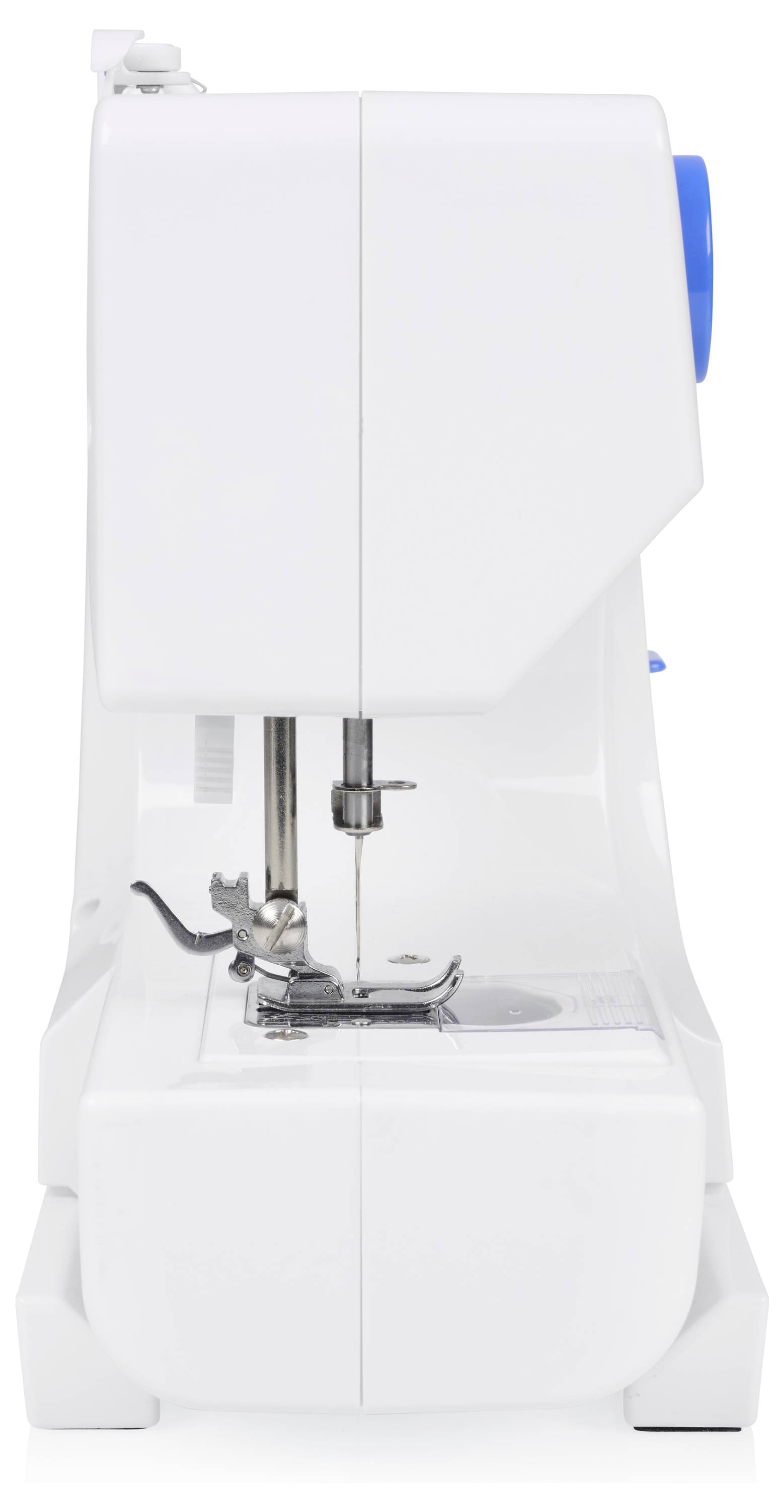 Een witte compacte naaimachine van voren getoond, met het naald, persvoet en draadgebied zichtbaar.