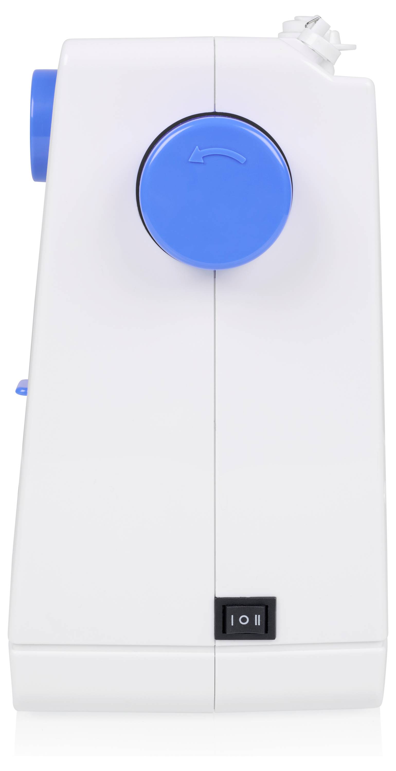 Vooraanzicht van een witte naaimachine met een groot blauw handwiel en aan/uitschakelaar aan de onderkant.
