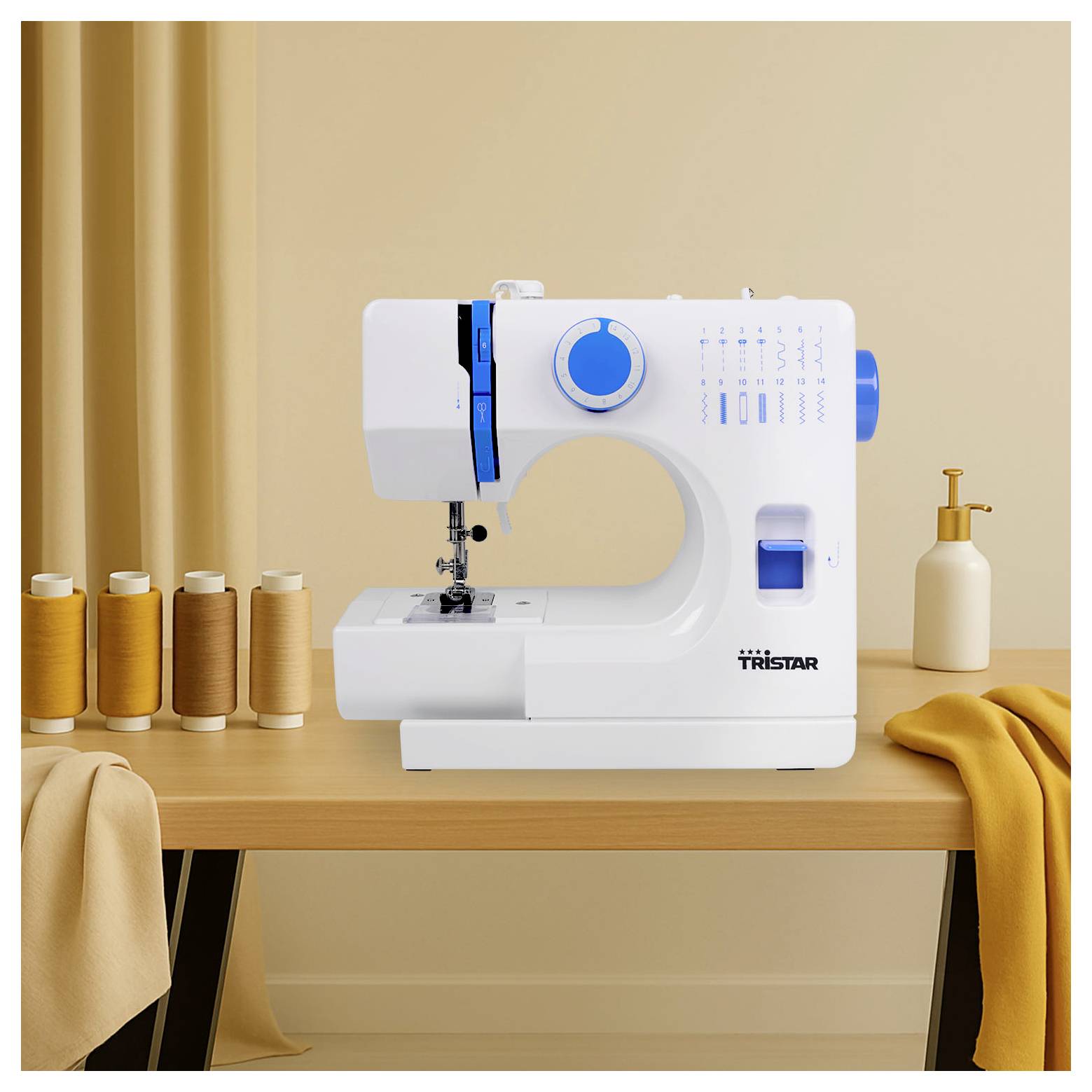 Witte Tristar naaimachine op een houten tafel met spoelen garen en gevouwen stof, wat een huiselijke naairuimte suggereert.