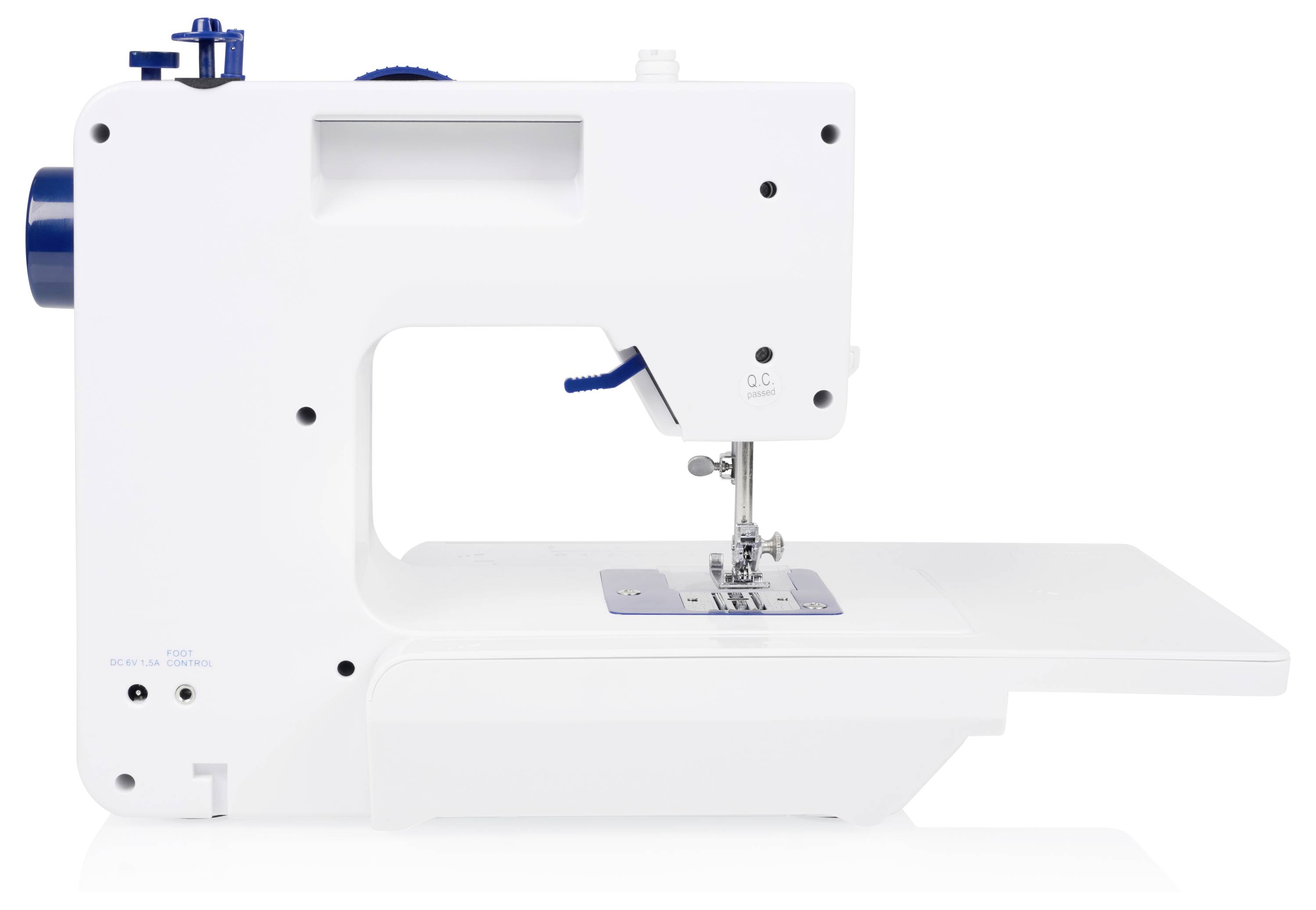 Witte naaimachine met ingebouwde werktafel en zichtbare naald/drukvoet, weergegeven tegen een effen witte achtergrond.