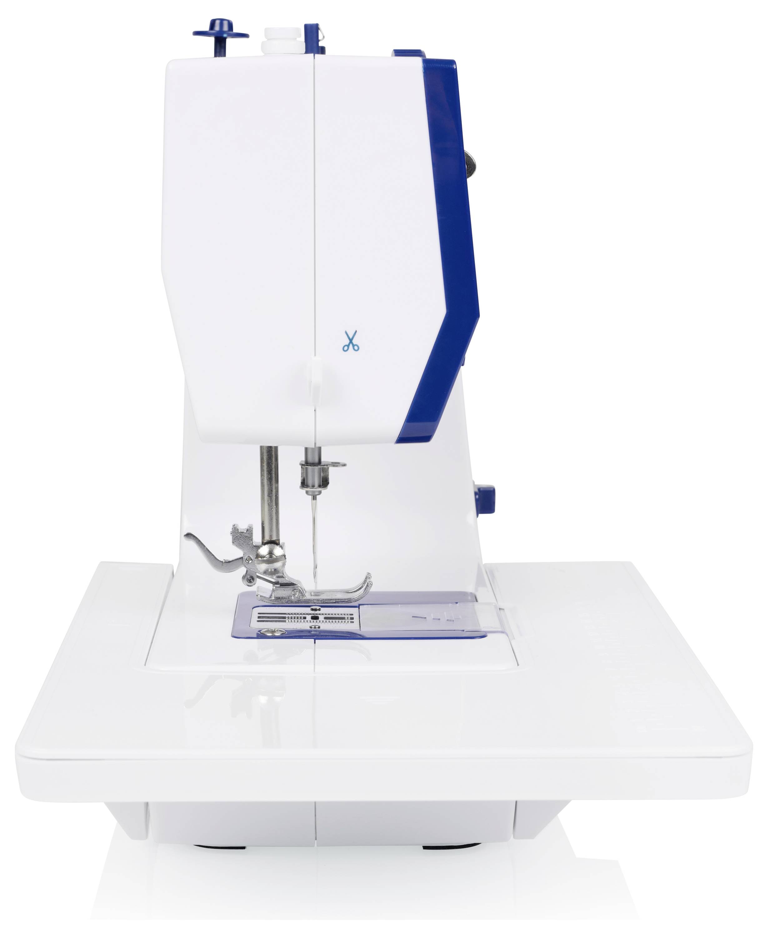 Witte naaimachine met blauwe accenten op een witte tafel, vooraanzicht op een effen achtergrond.