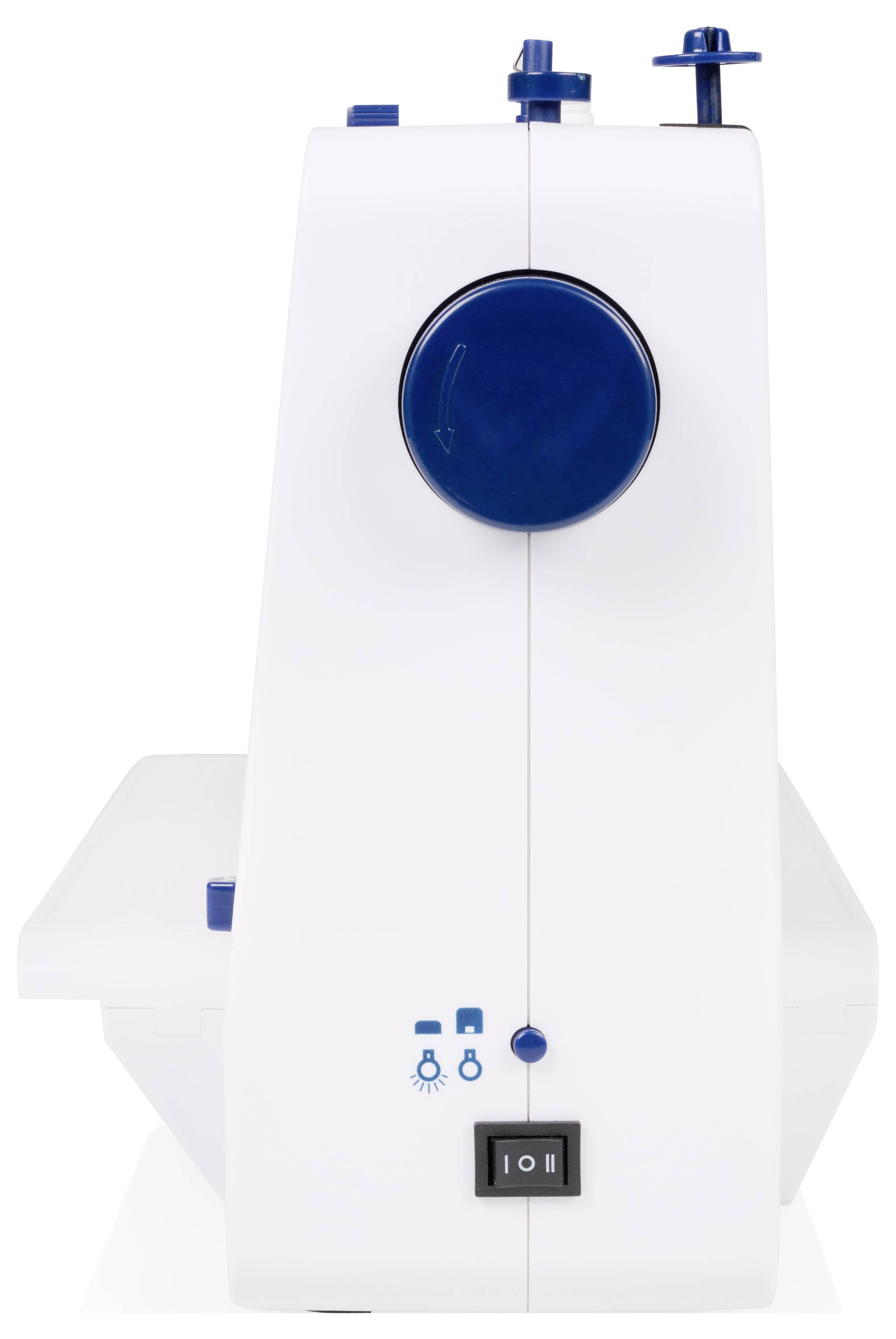 Witte naaimachine met blauwe bedieningselementen en een groot blauw handwiel aan de voorkant, weergegeven tegen een eenvoudige witte achtergrond.