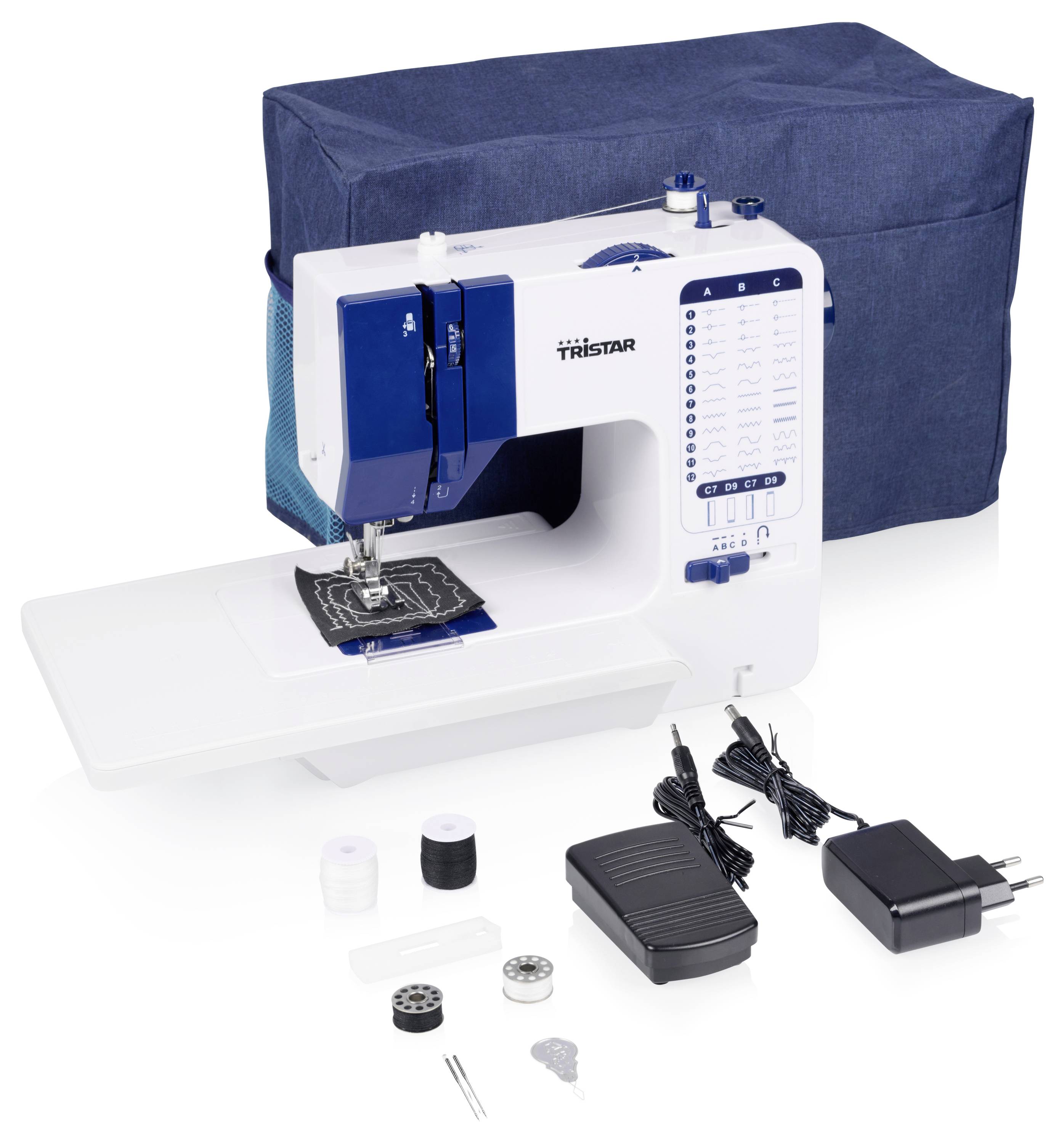 Witte Tristar naaimachine met blauwe accenten, draagtas, voetpedaal, stroomadapter en accessoires met spoelen en naalden.