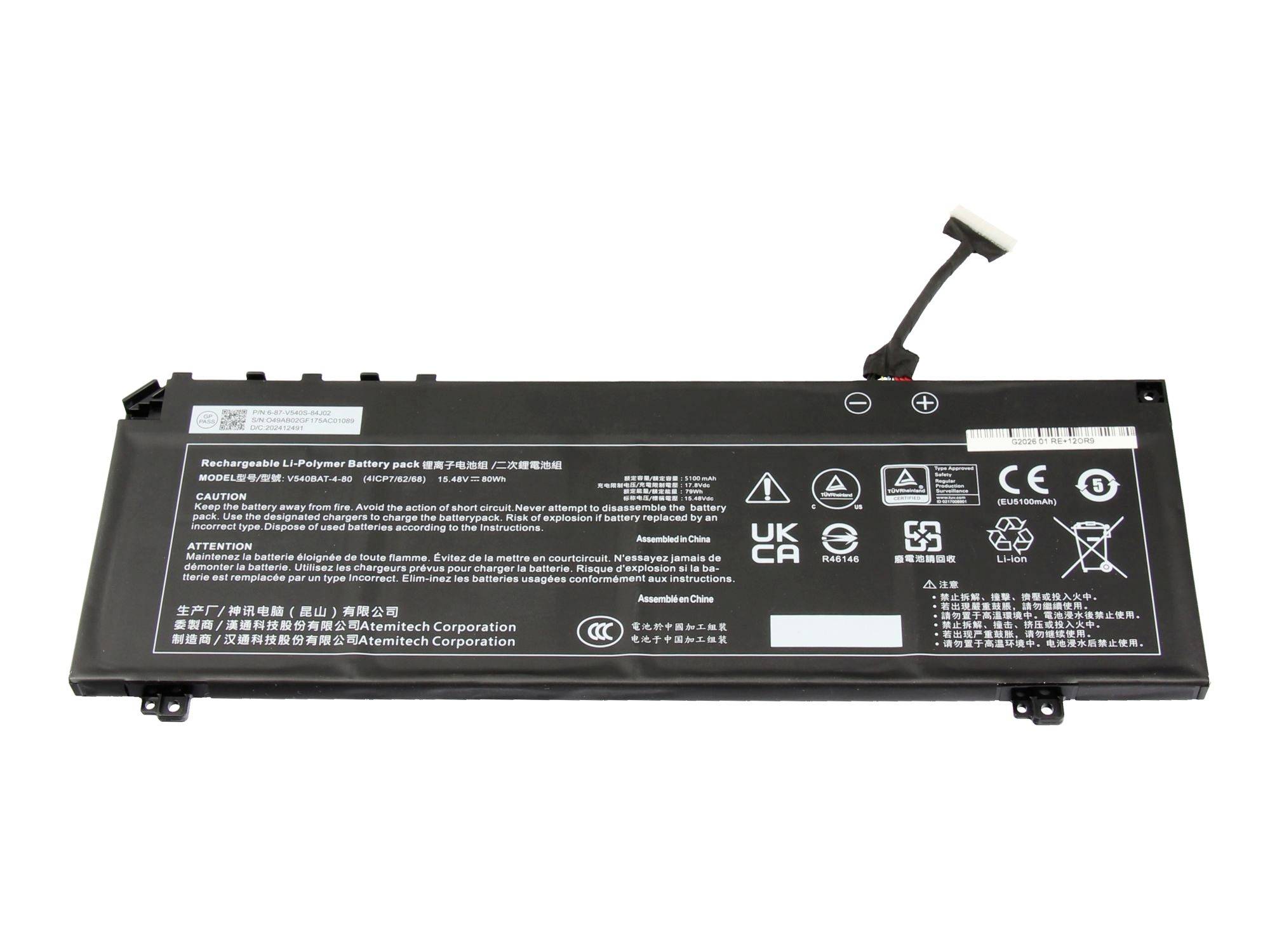 Zwarte rechthoekige oplaadbare laptopbatterijopack met gedrukte etiketten en bijgevoegde stroomconnectorkabel op een witte achtergrond.