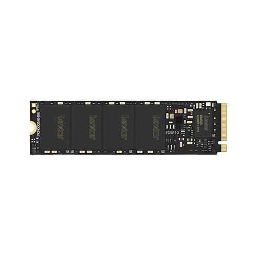 Zwarte Lexar M.2 NVMe SSD weergegeven op een witte achtergrond