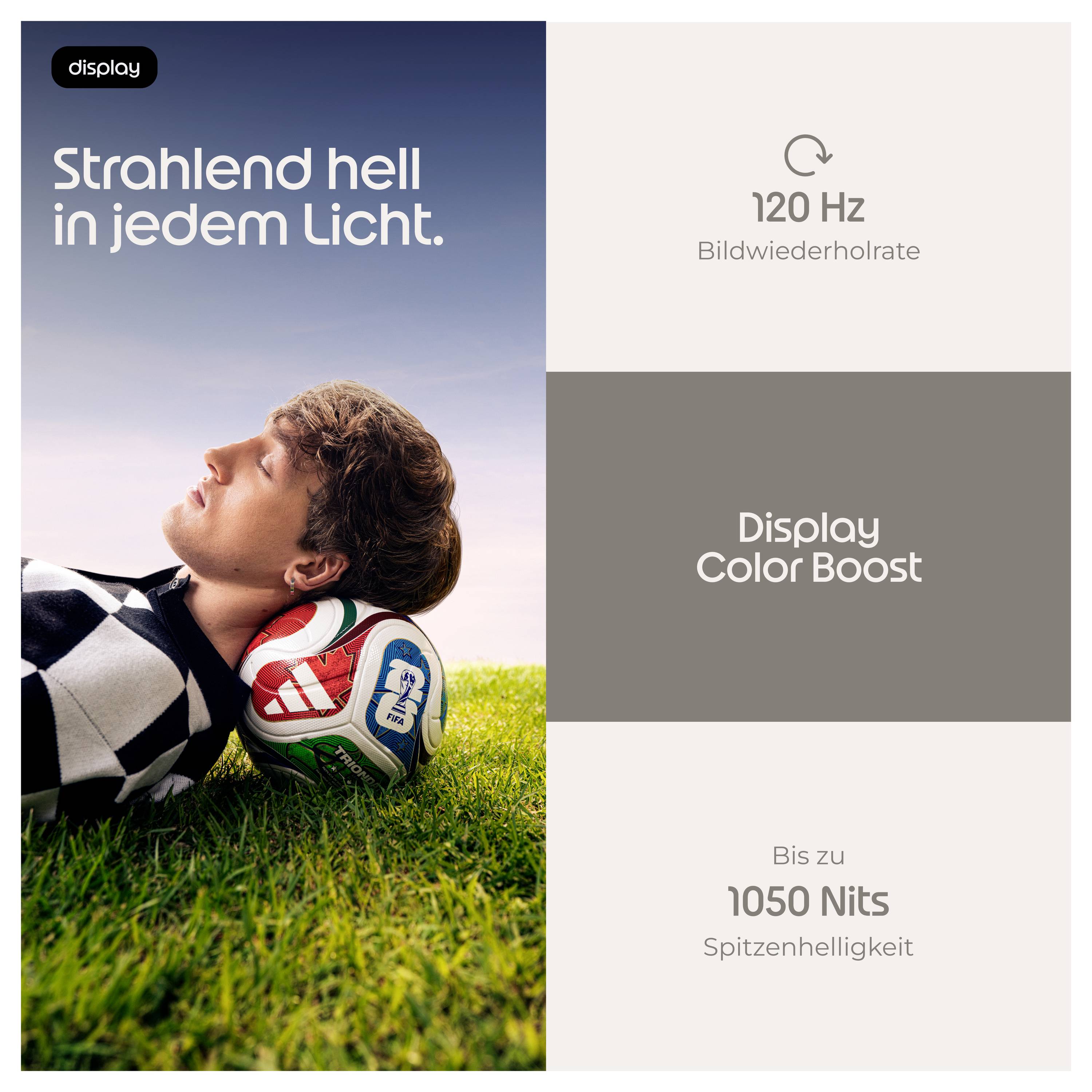Promotioneel grafisch materiaal voor een display: persoon die op gras ligt met een voetbal onder de kop 'Strahlend hell in jedem Licht.' en functie-aanroepen voor 120 Hz verversingsfrequentie, Display Color Boost, en piekhelderheid tot 1050 nits.