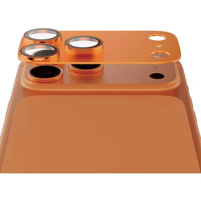 Close-up van een oranje smartphonerug met drie cameralenzencutouts en flitscutouts, met het verhoogde cameramoduleontwerp.