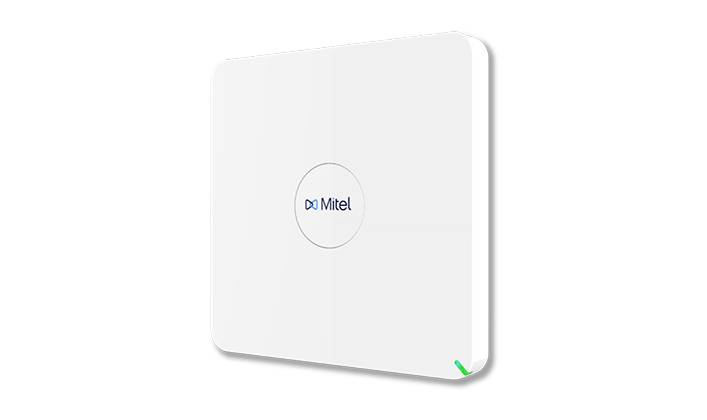 Wit vierkant Mitel aan de muur gemonteerd apparaat met een klein logo in het midden en een groene statusindicator in de rechterbenedenhoek.