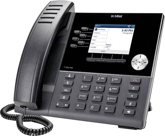 Zwart kantoorbureau telefoon met handset, toetsenblok, kleurendisplay en navigatieknoppen, weergegeven onder een hoek op een witte achtergrond.