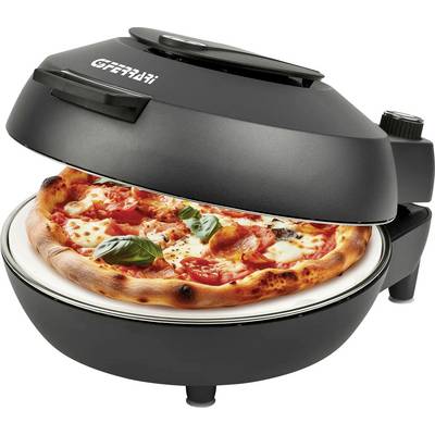 Zwarte elektrische pizzaoven met open deksel, waarop een gebakken pizza zichtbaar is op een rond stenen dienblad.