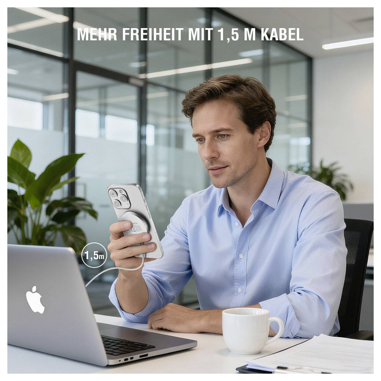 Man die een smartphone gebruikt aan een bureau met laptop en koffie, die een 1,5 m kabel promoot; tekst luidt 'MEER VRIJHEID MET 1,5 M KABEL'.