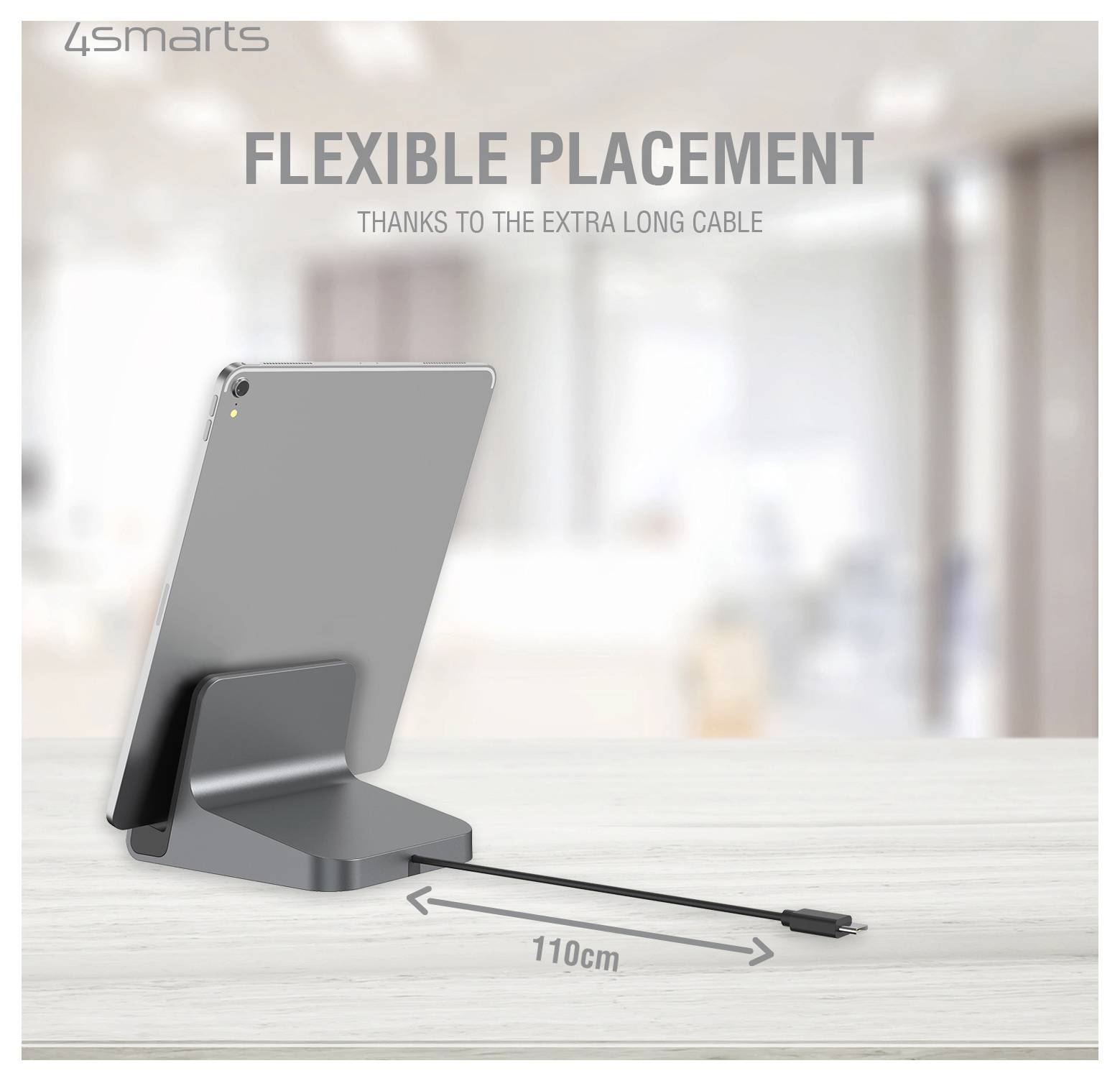 Promotionele afbeelding van een tablet op een standaard met een extra lange kabel, gelabeld 'FLEXIBELE PLAATSING' en '110cm' om het uitgebreide kabelberijik aan te tonen.