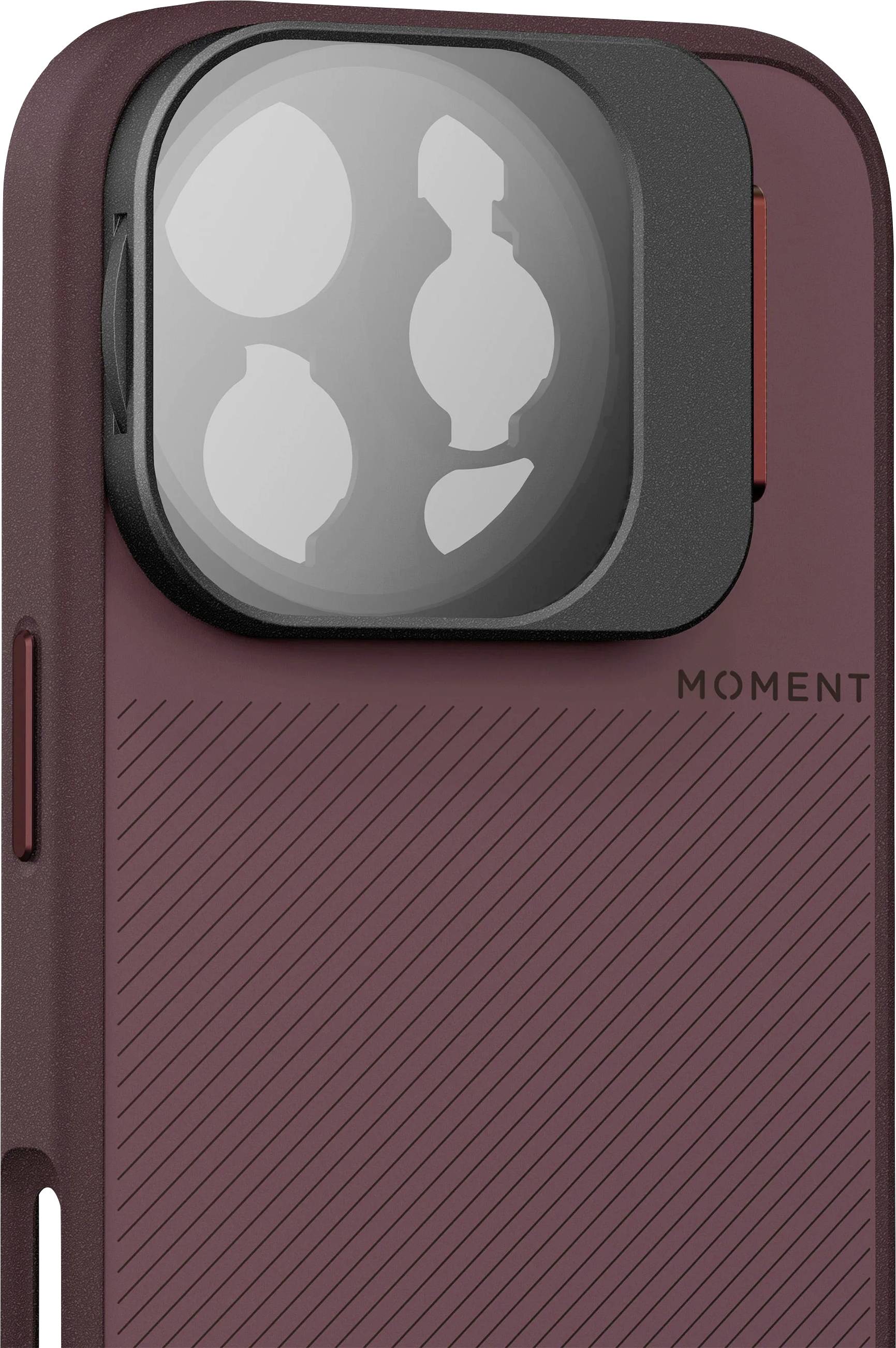 Close-up van een bordeauxrode Moment smartphone case met een grote zwarte camerabult en lensuitsnijdingen, weergegeven tegen een witte achtergrond.