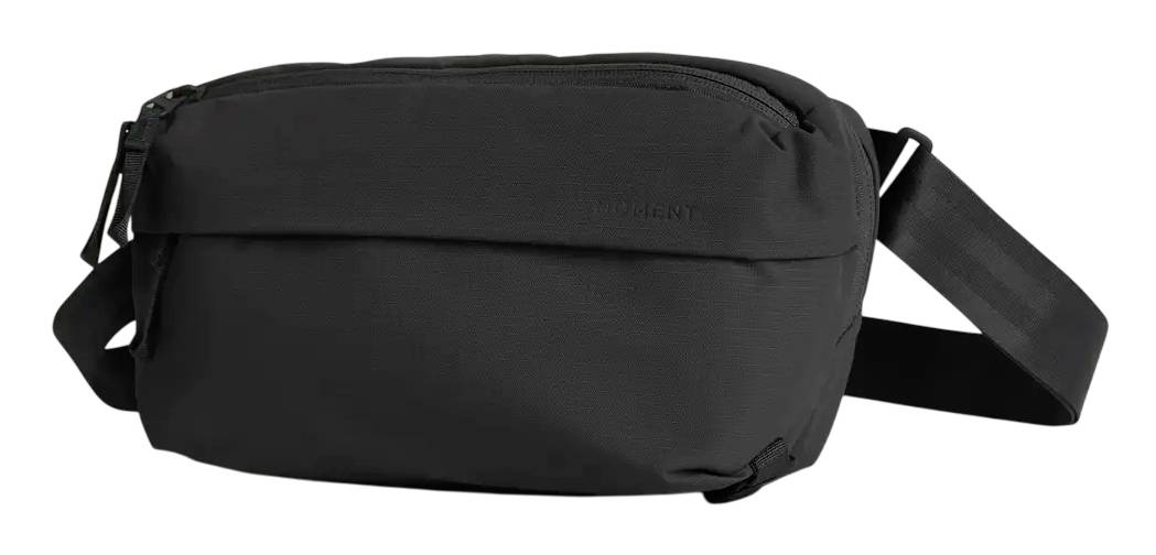 Zwarte crossbody schoudertas met verstelbare schouderriem en ritssluiting, afgebeeld op een witte achtergrond.