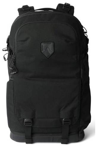 Zwarte rugzak met ritszak aan de voorkant, handgrepen aan de bovenkant en verstelbare schouderbanden op een witte achtergrond