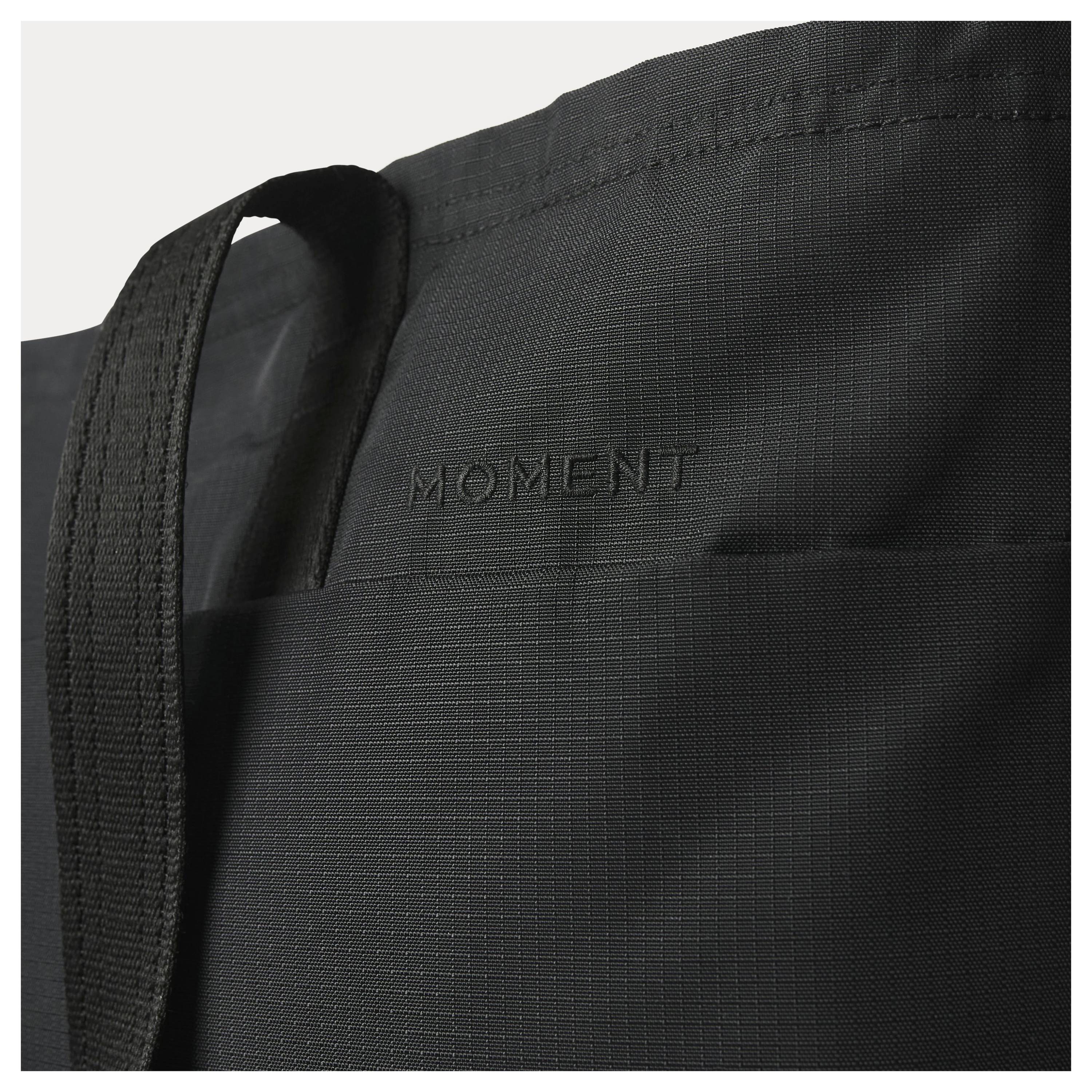 Moment Moment Everything Travel Tote 19L Black Reistas Laptopvak, Waterdicht-5