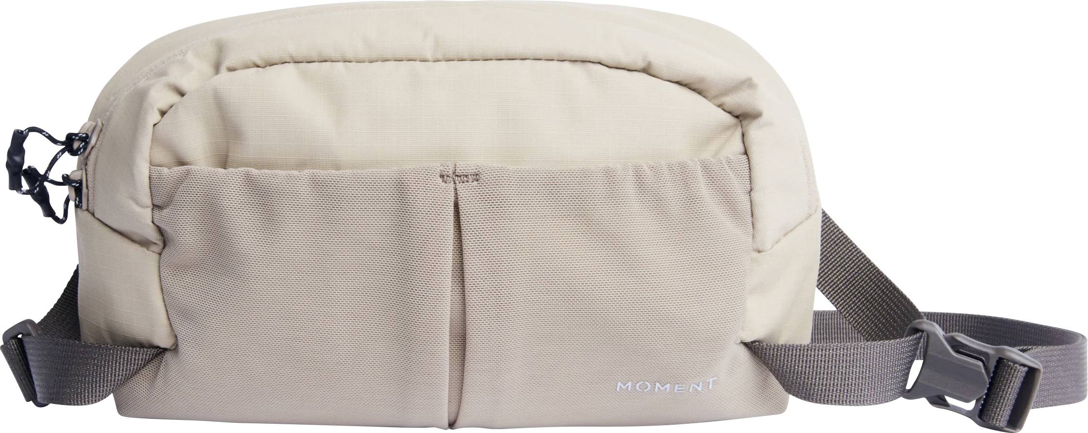 Beige gewatteerde crossbody-tas met voorzakken, zijbanden en verstelbare schouderband op een witte achtergrond.