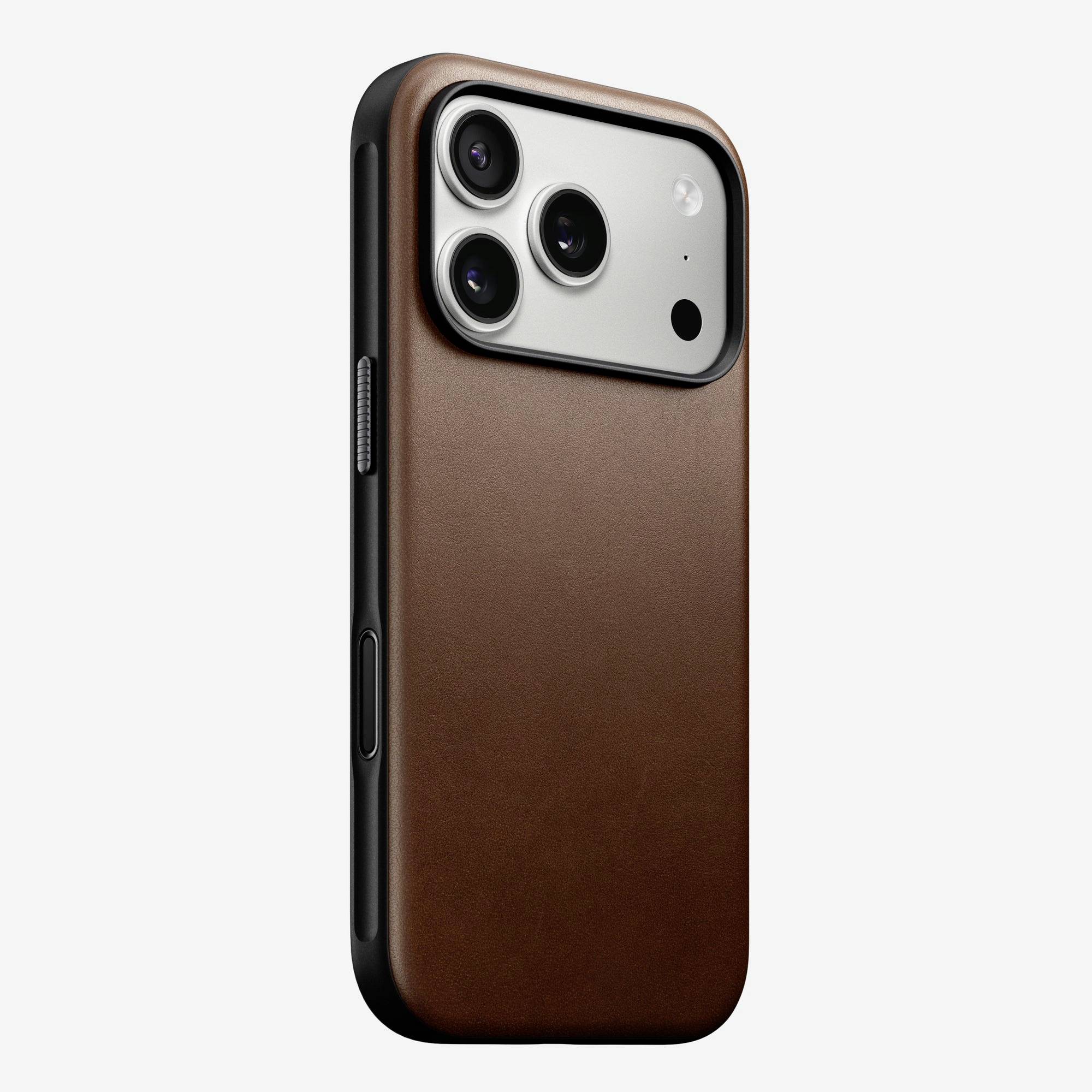 Bruine lederen telefoonhoesje op een smartphone, met aan de achterkant drie cameragaten en zijknoppen zichtbaar.
