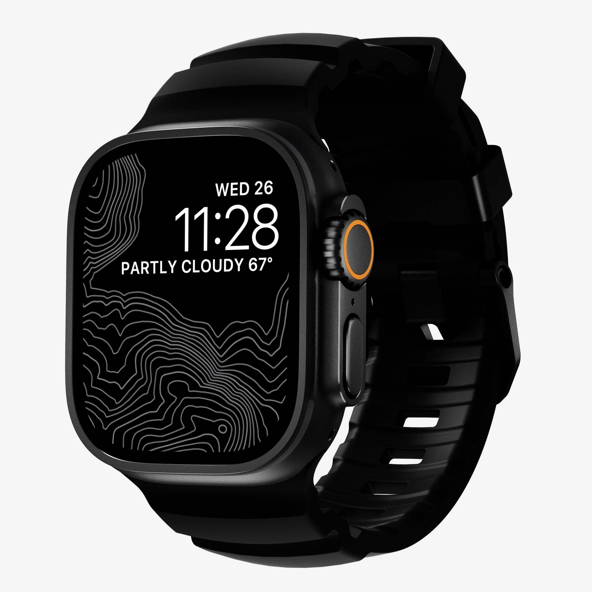 Zwart smartwatch met een vierkant scherm dat 11:28, WOE 26 en 'GEDEELTELIJK BEWOLKT 67°' toont, met een zwart bandje en een kroon met oranje accenten.