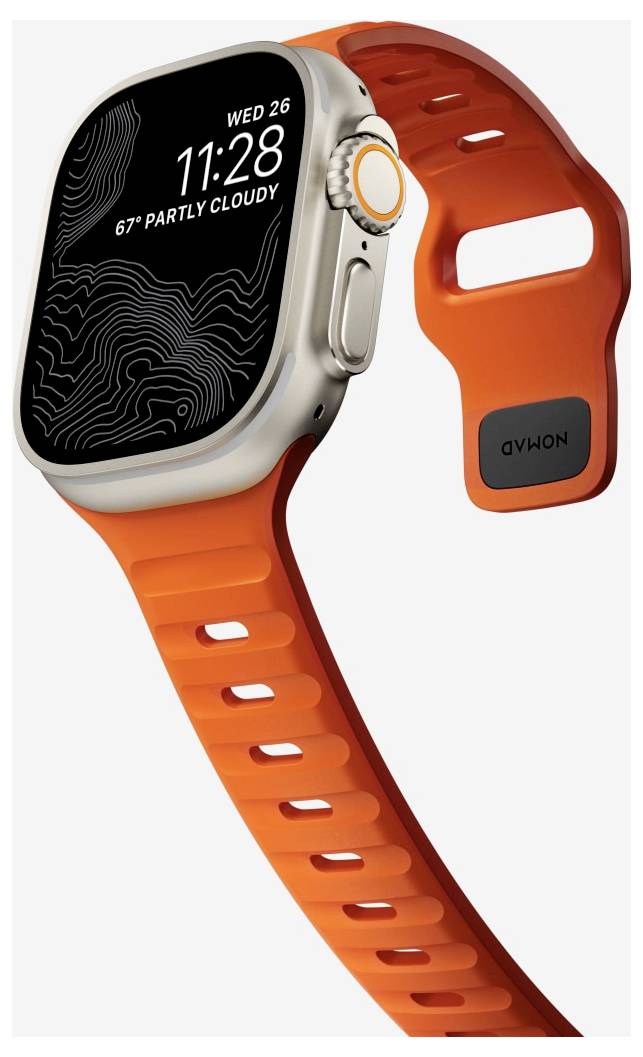 Oranje smartwatch met zwart display waarop 11:28, wo 26 en 67° gedeeltelijk bewolkt weergegeven staat, onder een hoek geplaatst om het bandje en de zijkroon te benadrukken.