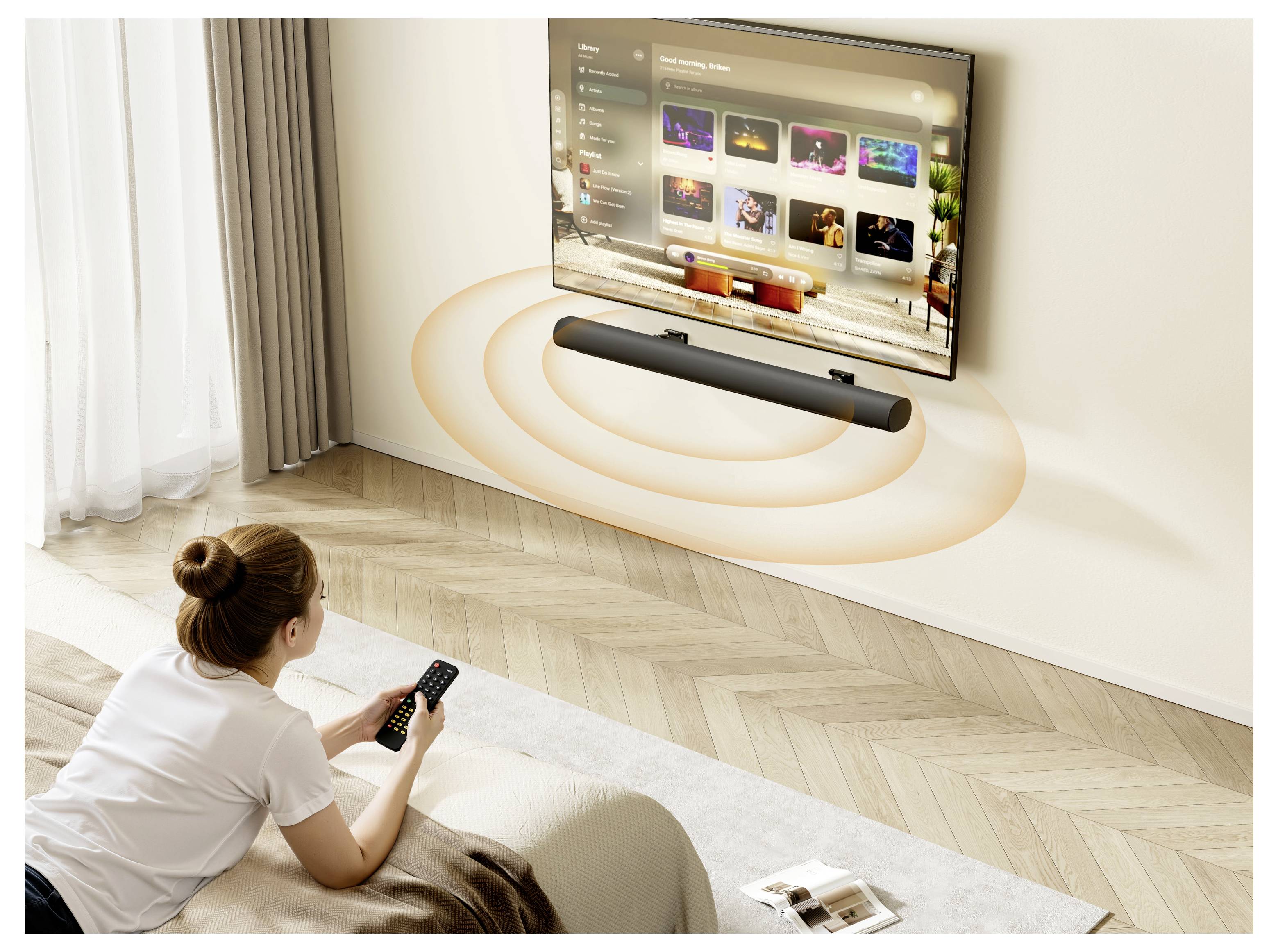 Vrouw op de bank die een afstandsbediening gebruikt om naar een aan de muur bevestigde televisie te kijken met een soundbar eronder en oranje geluidsgolven die immersief geluid aanduiden.
