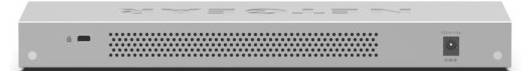 Vooraanzicht van een zilveren in-rack-server met een gatenplaat voor ventilatie, statuslampje aan de linkerkant en aan-/uitknop aan de rechterkant.