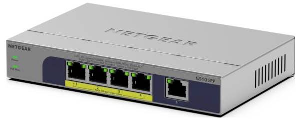 Vooraanzicht van een NETGEAR GS105PP vijfpoorts Ethernet-switch met groene statuslampjes en zichtbare stroom-/poortlabels.