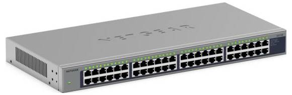 Zilveren in rek gemonteerde netwerkschakelaar met veel Ethernet-poorten en statuslampjes, weergegeven onder een hoek op een witte achtergrond.