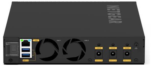 Vooraanzicht van een NETGEAR-netwerktoestel met aan/uit-schakelaar, meerdere USB-poorten, twee grote koelventilators en drie gelabelde stroomingangsconnectoren aan de rechterkant.
