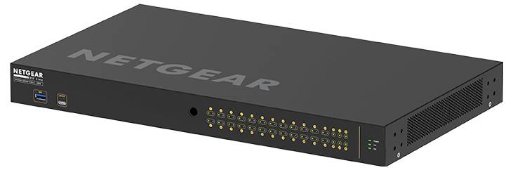 Zwarte NETGEAR rackmount netwerkschakelaar weergegeven in schuine weergave, met rijen voorpaneelstatuslampen, poorten en ventilatieroosteren.