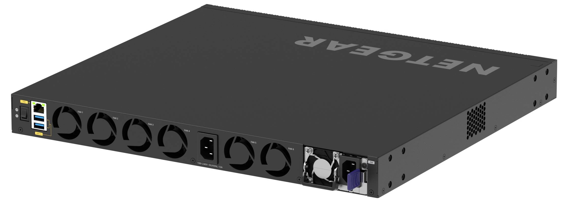 Rack-gemonteerde NETGEAR netwerkschakelaar weergegeven vanuit het voorkant-links gezichtspunt, met meerdere Ethernet-poorten, status-LED's en koelventilators op een zwart chassis.