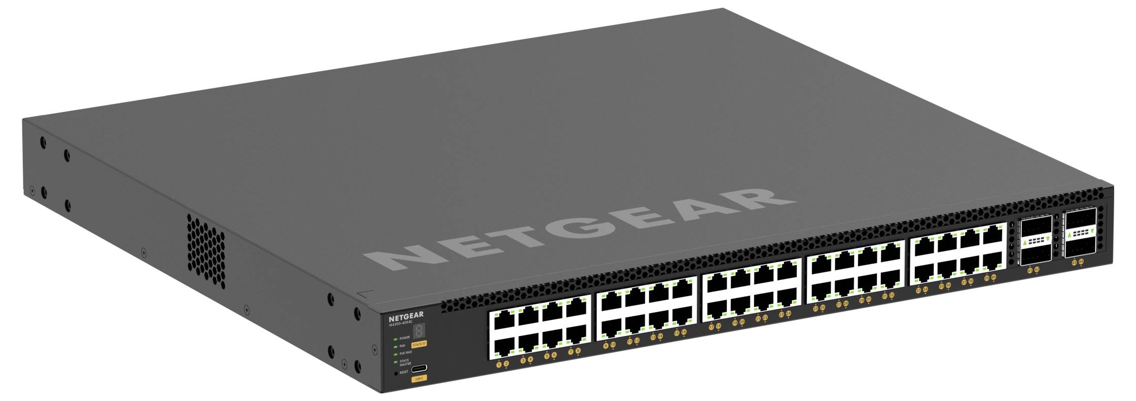 Frontaanzicht van een NETGEAR netwerkswitch voor rackmontering met veel ethernetpoorten en statusaanduiding lampjes.