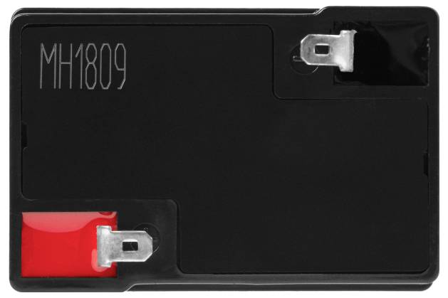 Zwarte rechthoekige batterijpak gelabeld met 'MH1809' met metalen terminals, weergegeven in vooraanzicht op een witte achtergrond.