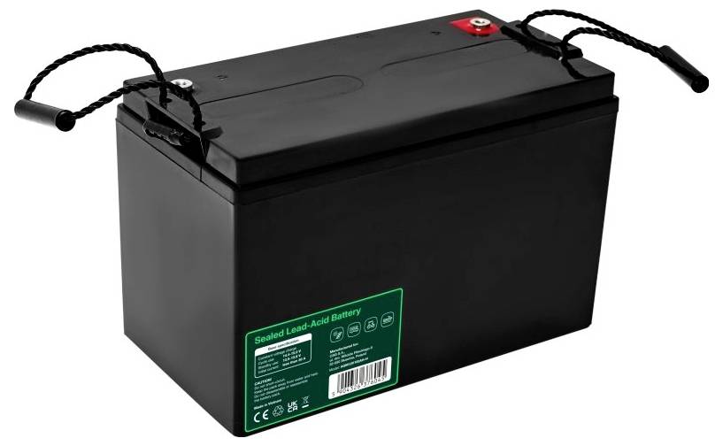Zwart verzegelde loodzuurbatterij met draagbeugel en rood/zwarte aansluitingen, weergegeven op een witte achtergrond met een groen etiket aan de voorkant.