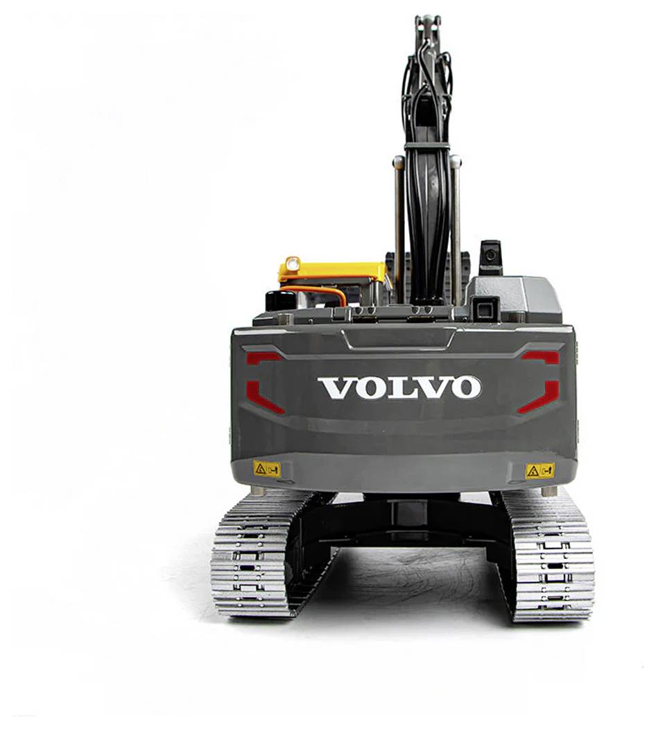 Achteraanzicht van een grijze Volvo graafmachine met rupsen en opgeheven hydraulische arm, geïsoleerd op een witte achtergrond.