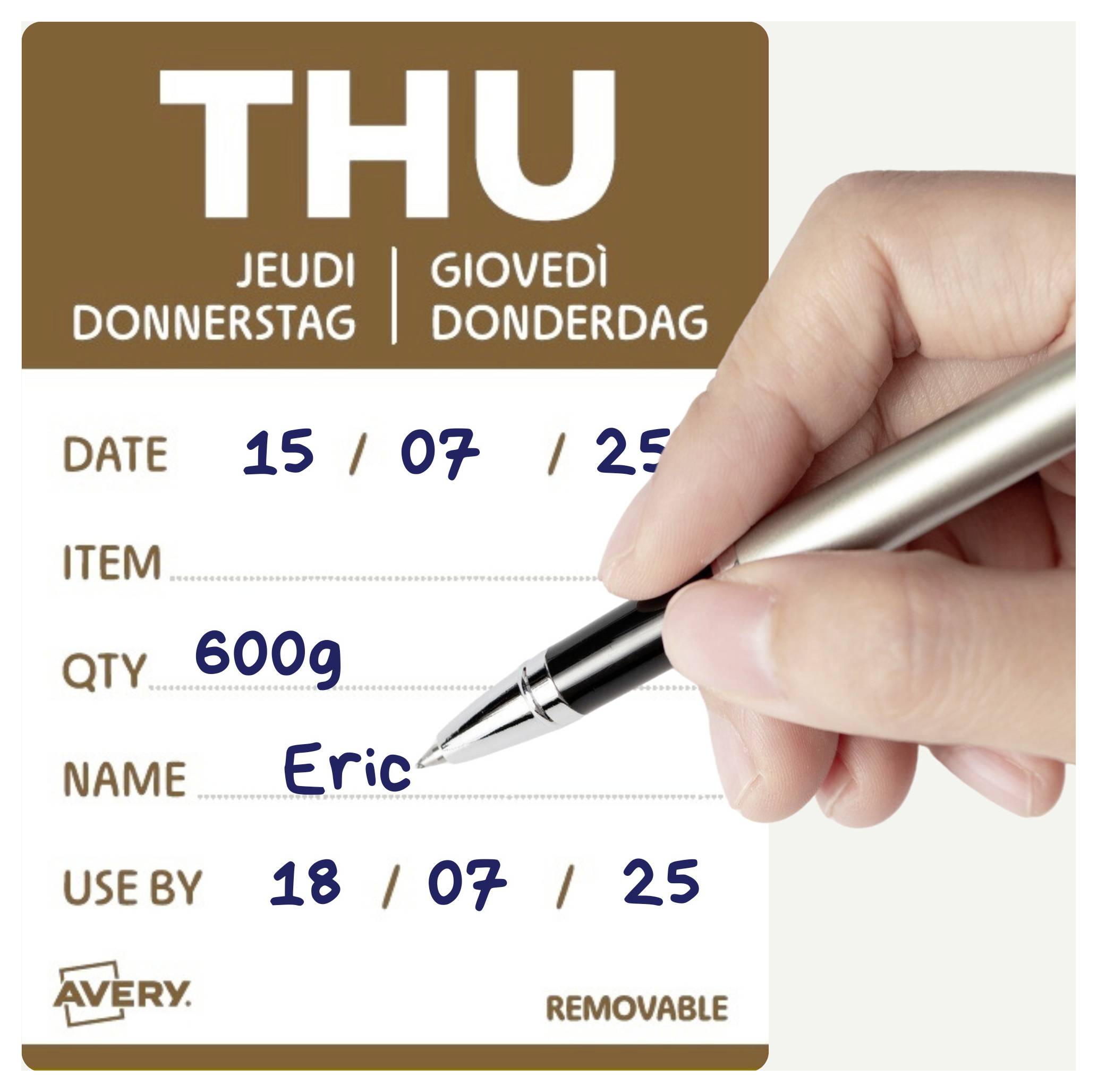 Handschrift 'Eric' op een bruin-wit verwijderbaar voedingsetiket van Avery met datum-, artikel-, hoeveelheid 600g- en vervaldatumvelden.