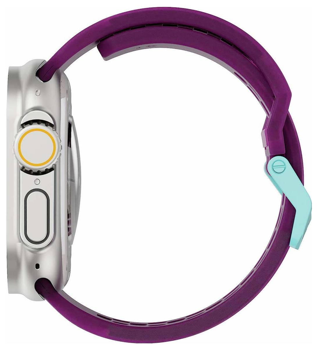 Zijaanzicht van een smartwatch met een paarse band, zilveren kast, ronde digitale kroon en turkooise sluiting op een witte achtergrond.