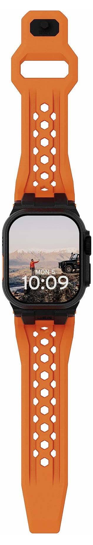 Oranje smartwatch met zwart rond display met 10:09, voorzien van een doorgebreide sportband en oranje beschermhoes.