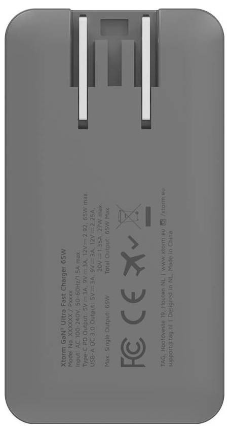 Grijze Xiaomi 65W snellader met twee-polige stekker en afgedrukte veiligheids-/specificatielabels