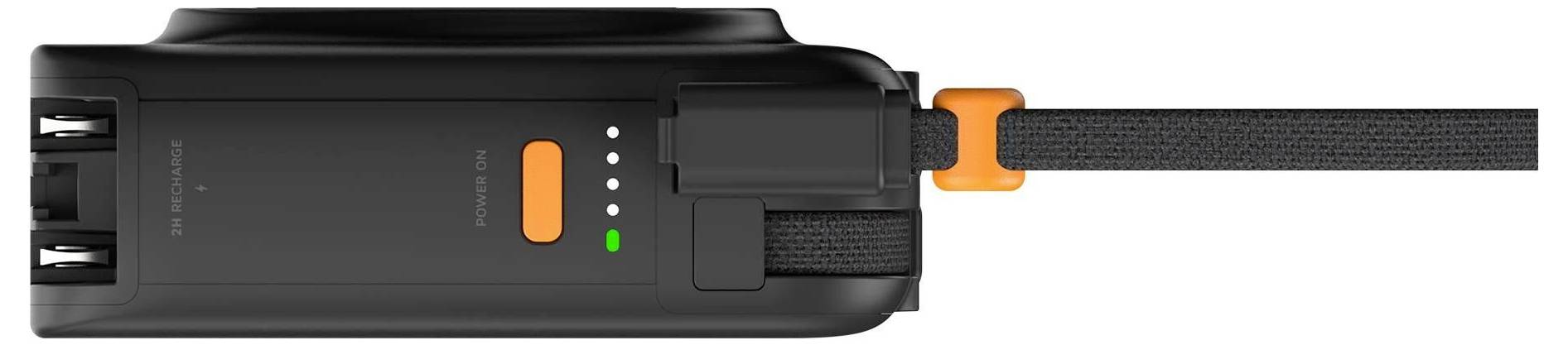 Zwarte bagagebandenspanner met oranje ontgrendelingsknop en gesp, die een grijs webbing-band vastmaakt.
