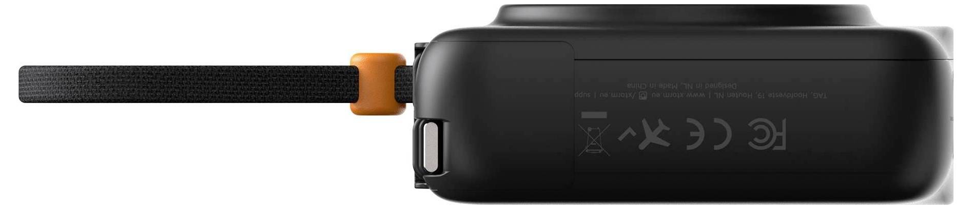 Zwart smartwatch met een donker bandje en oranje accent getoond in zijaanzicht op een witte achtergrond.