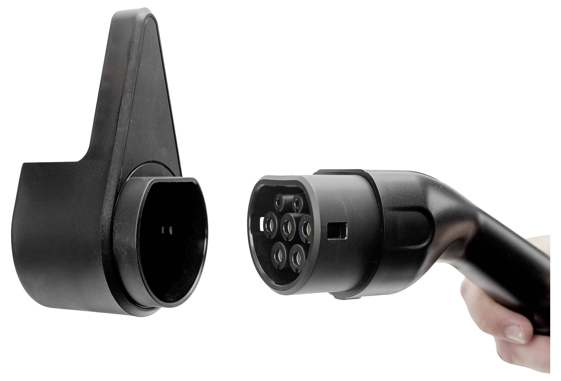 Close-up van twee oplaadconnectoren voor elektrische voertuigen, een gemonteerd aan de linkerkant en een vastgehouden in een hand aan de rechterkant.
