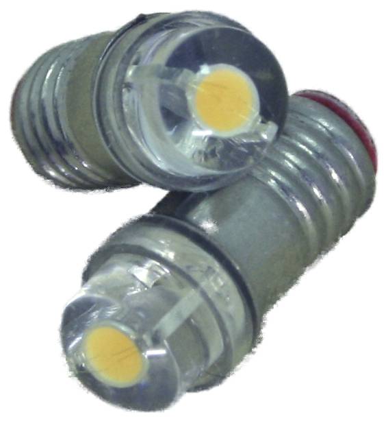 Twee LED-gloeilampen in close-up met metalen schroefdraadeieren, een onder een hoek over de ander geplaatst op een witte achtergrond.