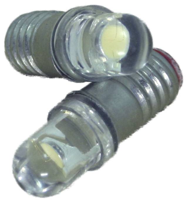 Twee close-up LED-gloeilampen, één ervan is aan, getoond op een witte achtergrond.